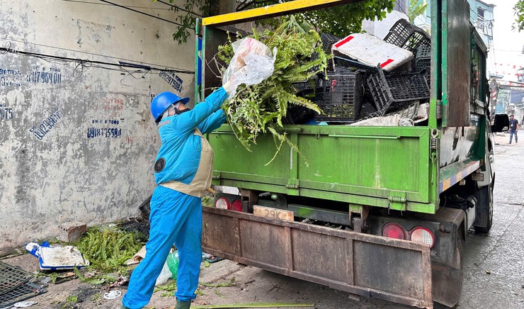 Xã Bát Tràng ra quân giải tỏa các điểm kinh doanh tự phát trái phép- Ảnh 5.