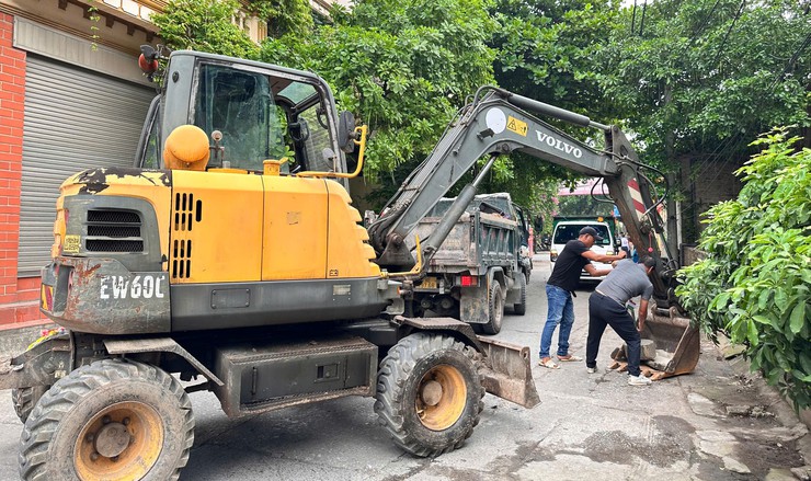 Xã Bát Tràng ra quân giải tỏa các điểm kinh doanh tự phát trái phép- Ảnh 2.