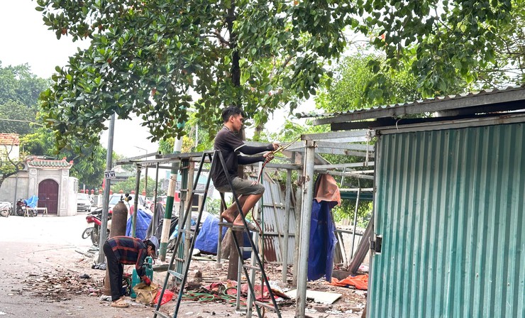 Xã Bát Tràng ra quân giải tỏa các điểm kinh doanh tự phát trái phép- Ảnh 1.