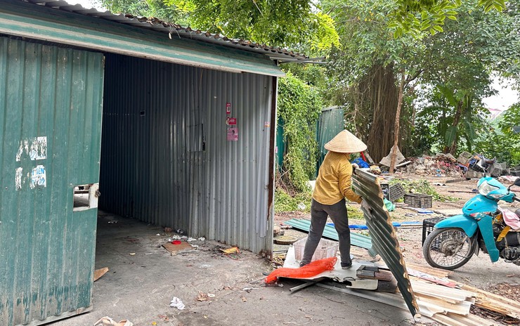 Xã Bát Tràng ra quân giải tỏa các điểm kinh doanh tự phát trái phép- Ảnh 3.