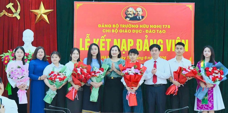 Chi bộ Phòng Giáo dục và Đào tạo Trường Hữu nghị T78 tổ chức Lễ kết nạp Đảng viên mới cho 07 học sinh ưu tú- Ảnh 4.
