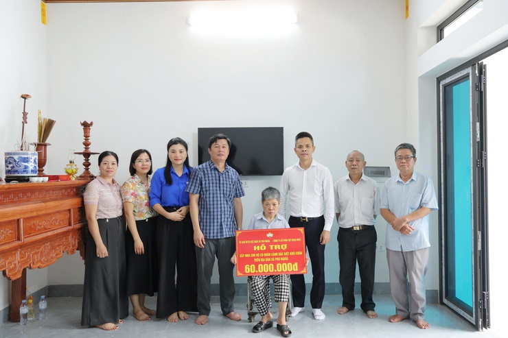 Ủy ban MTTQ Việt Nam xã Phú Nghĩa trao hỗ trợ xây dựng, sửa chữa nhà ở cho 02 hộ có hoàn cảnh khó khăn- Ảnh 2.