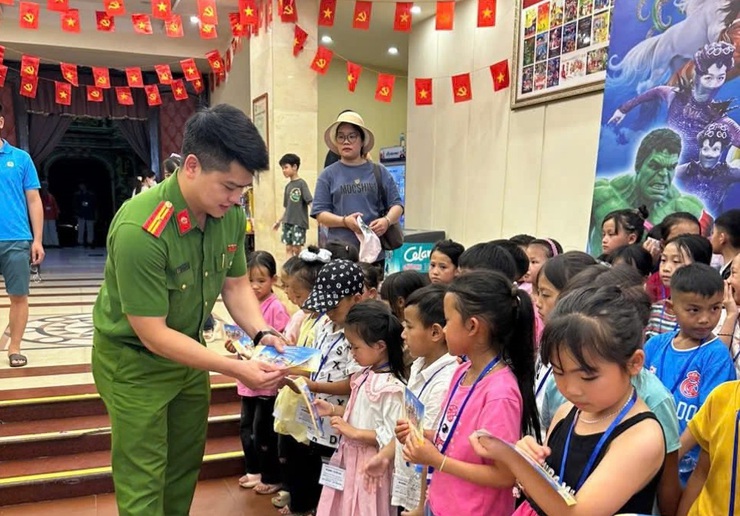 Công anh Phường Ô Chợ Dừa: Lan tỏa yêu thương, chấp cánh những nụ cười tuổi thơ- Ảnh 1.