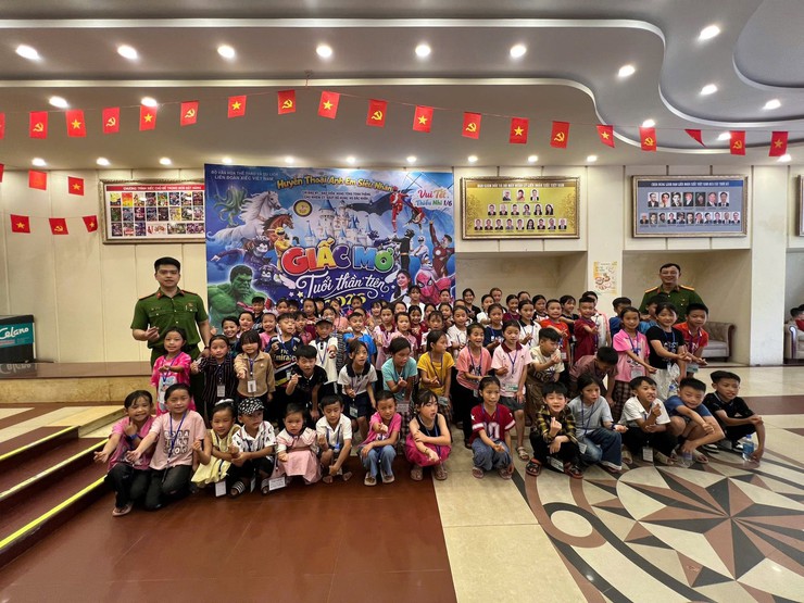 Công anh Phường Ô Chợ Dừa: Lan tỏa yêu thương, chấp cánh những nụ cười tuổi thơ- Ảnh 2.