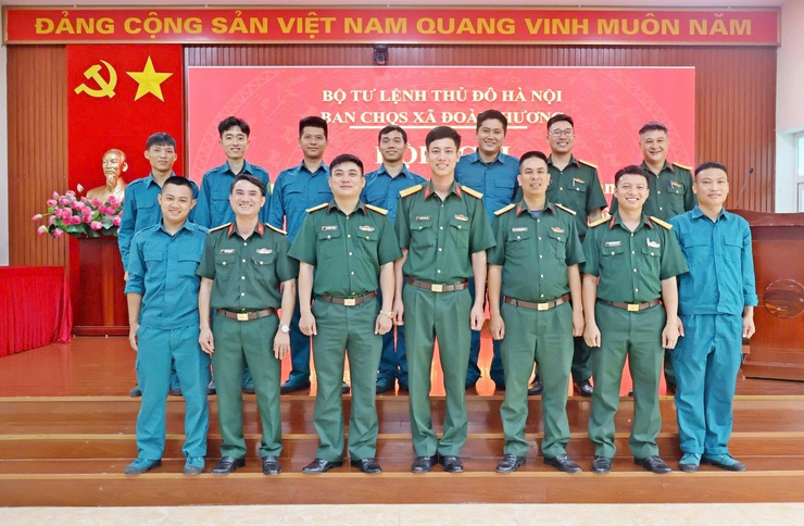 Xã Đoài Phương trao quyết định công nhận hoàn thành nghĩa vụ quân sự trong thời bình cho 2 đồng chí dân quân thường trực 

- Ảnh 2.