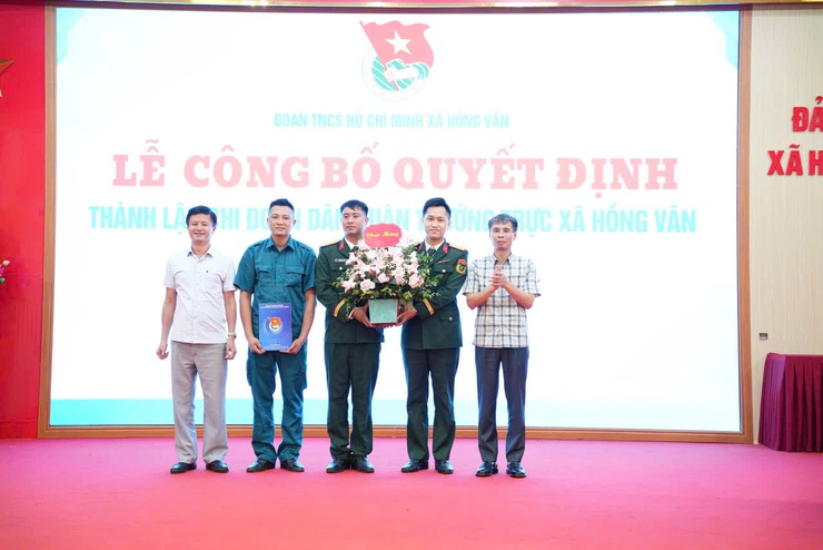 Lễ công bố quyết định thành lập chi đoàn dân quân thường trực xã Hồng Vân- Ảnh 1.