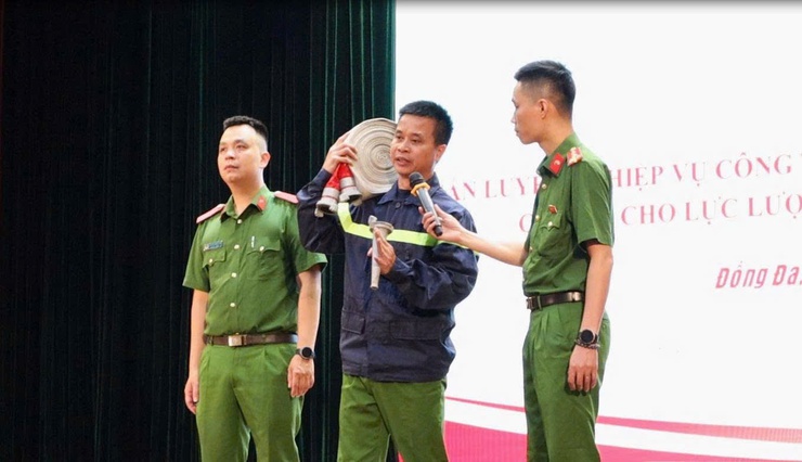 Phường Đống Đa: Huấn luyện nghiệp vụ phòng cháy, chữa cháy cho lực lượng dân phòng năm 2026- Ảnh 6.