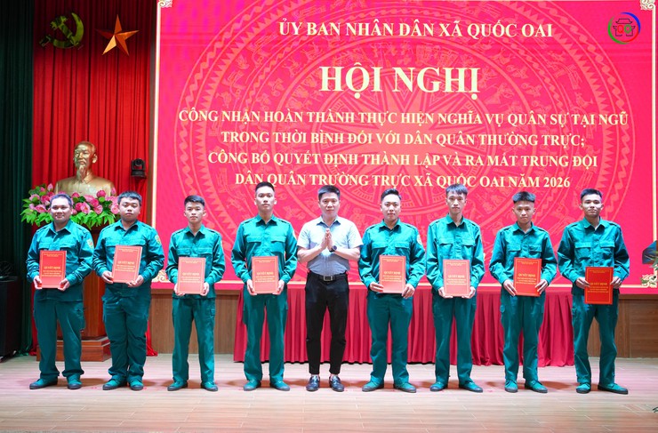 XÃ QUỐC OAI TỔ CHỨC HỘI NGHỊ CÔNG NHẬN HOÀN THÀNH NGHĨA VỤ DÂN QUÂN THƯỜNG TRỰC VÀ RA MẮT TRUNG ĐỘI DÂN QUÂN THƯỜNG TRỰC NĂM 2026- Ảnh 4.