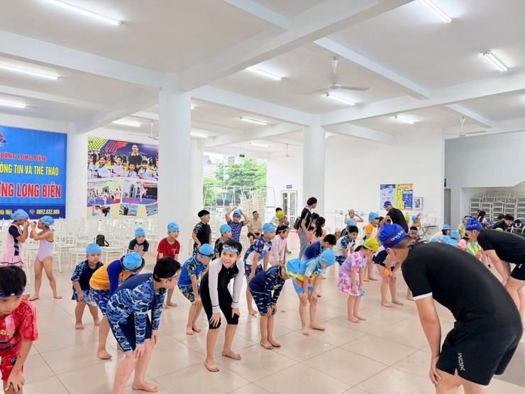 Phường Long Biên khai mạc lớp phổ cập bơi và phòng chống tai nạn đuối nước cho học sinh năm 2026- Ảnh 4.