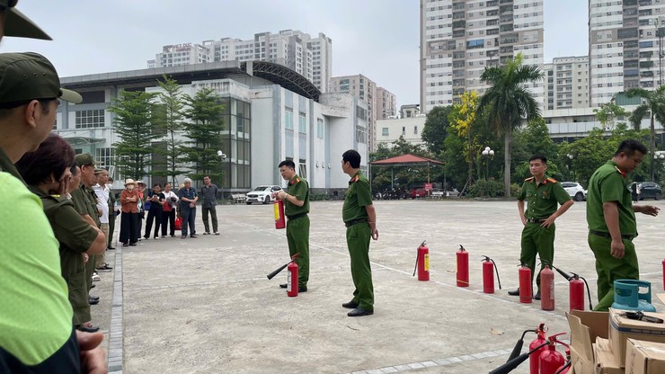 Công an phường Thanh Xuân tổ chức tập huấn, tuyên truyền kiến thức, kỹ năng PCCC và CNCH cho các Đội dân phòng trên địa bàn phường- Ảnh 4.