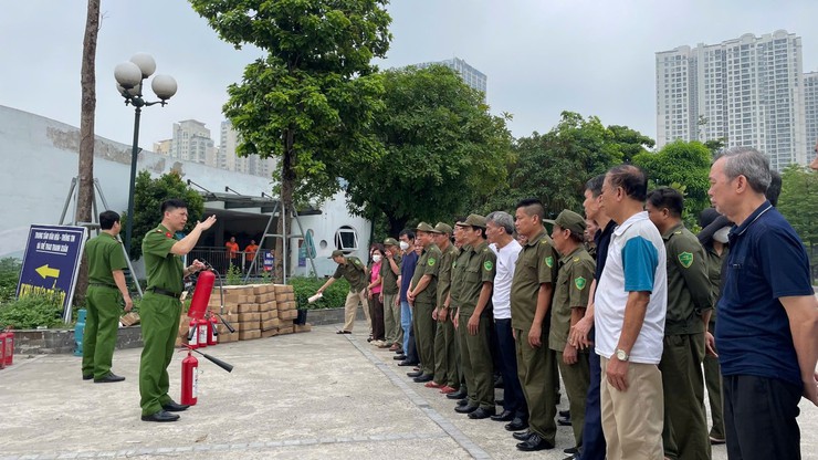 Công an phường Thanh Xuân tổ chức tập huấn, tuyên truyền kiến thức, kỹ năng PCCC và CNCH cho các Đội dân phòng trên địa bàn phường- Ảnh 3.