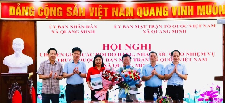 XÃ QUANG MINH CHUYỂN GIAO HỘI NGƯỜI CAO TUỔI VÀ HỘI CHỮ THẬP ĐỎ VỀ ỦY BAN MTTQ XÃ- Ảnh 1.