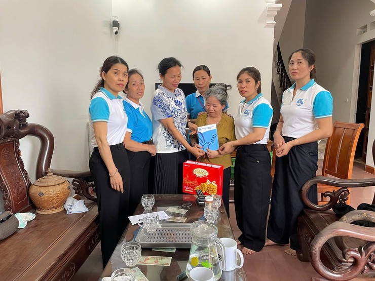 HỘI LIÊN HIỆP PHỤ NỮ XÃ HƯNG ĐẠO THĂM, TẶNG QUÀ CÁC GIA ĐÌNH CHÍNH SÁCH, NGƯỜI CÓ CÔNG VỚI CÁCH MẠNG NHÂN NGÀY GIA ĐÌNH VIỆT NAM 28/6- Ảnh 4.
