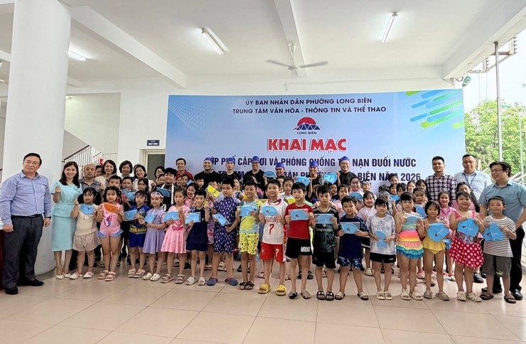 Phường Long Biên khai mạc lớp phổ cập bơi và phòng chống tai nạn đuối nước cho học sinh năm 2026- Ảnh 3.