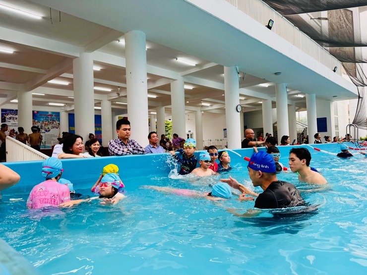 Phường Long Biên khai mạc lớp phổ cập bơi và phòng chống tai nạn đuối nước cho học sinh năm 2026- Ảnh 5.