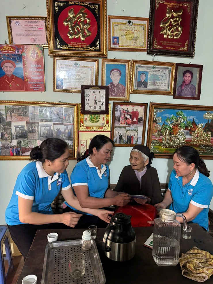 HỘI LIÊN HIỆP PHỤ NỮ XÃ HƯNG ĐẠO THĂM, TẶNG QUÀ CÁC GIA ĐÌNH CHÍNH SÁCH, NGƯỜI CÓ CÔNG VỚI CÁCH MẠNG NHÂN NGÀY GIA ĐÌNH VIỆT NAM 28/6- Ảnh 2.