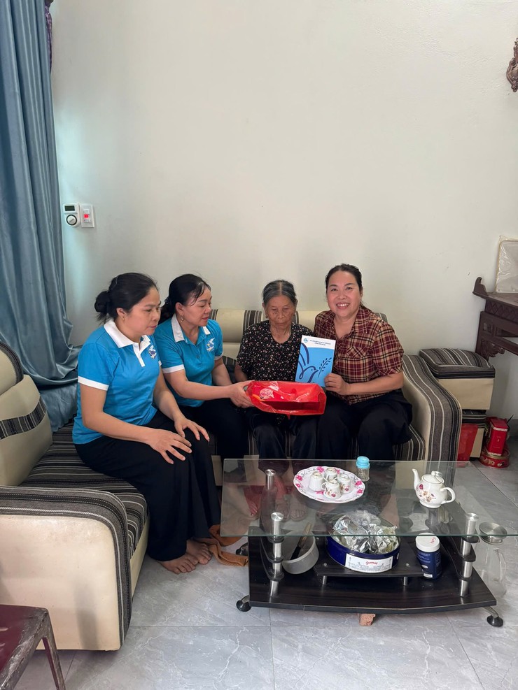 HỘI LIÊN HIỆP PHỤ NỮ XÃ HƯNG ĐẠO THĂM, TẶNG QUÀ CÁC GIA ĐÌNH CHÍNH SÁCH, NGƯỜI CÓ CÔNG VỚI CÁCH MẠNG NHÂN NGÀY GIA ĐÌNH VIỆT NAM 28/6- Ảnh 1.