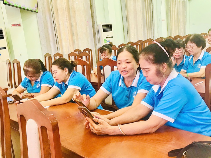 HỘI LHPN XÃ NGỌC HỒI RA MẮT 03 MÔ HÌNH ỨNG DỤNG AI, NÂNG CAO NĂNG LỰC SỐ CHO PHỤ NỮ CHÀO MỪNG ĐẠI HỘI ĐẠI BIỂU PHỤ NỮ TOÀN QUỐC LẦN THỨ XIV.- Ảnh 6.