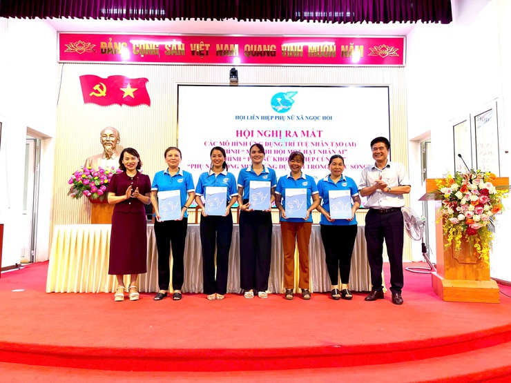 HỘI LHPN XÃ NGỌC HỒI RA MẮT 03 MÔ HÌNH ỨNG DỤNG AI, NÂNG CAO NĂNG LỰC SỐ CHO PHỤ NỮ CHÀO MỪNG ĐẠI HỘI ĐẠI BIỂU PHỤ NỮ TOÀN QUỐC LẦN THỨ XIV.- Ảnh 2.