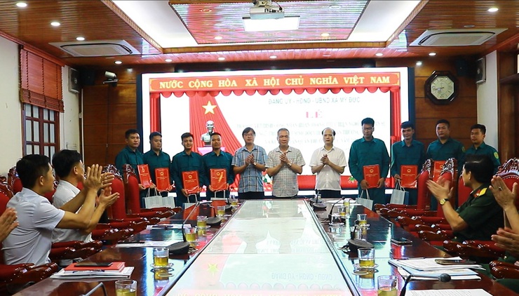 Xã Mỹ Đức 8 công dân hoàn thành thực hiện nghĩa vụ quân sự tại ngũ trong thời bình và kết nạp 8 dân quân thường trực năm 2026- Ảnh 3.