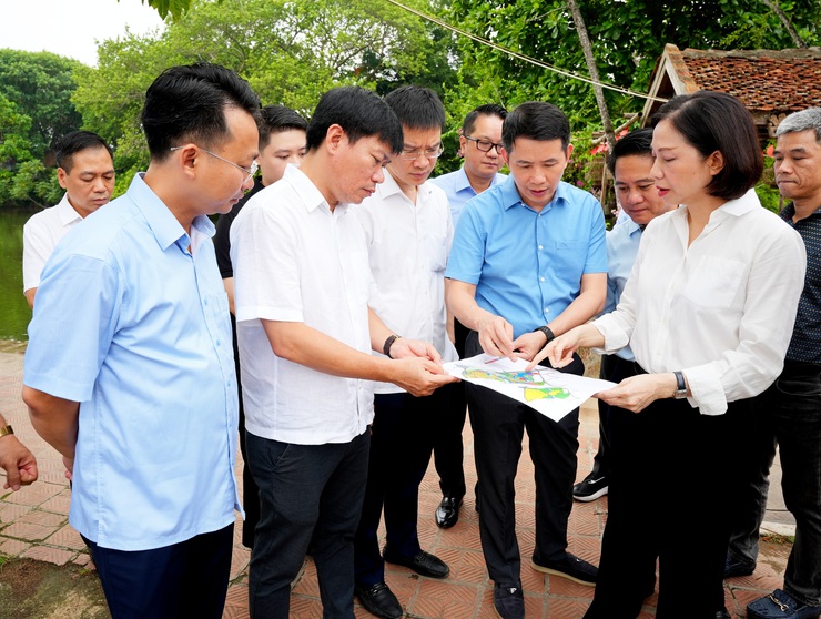 PHÓ CHỦ TỊCH UBND THÀNH PHỐ HÀ NỘI KHẢO SÁT CÔNG TÁC QUẢN LÝ, BẢO TỒN, TÔN TẠO VÀ PHÁT HUY GIÁ TRỊ DI TÍCH LÀNG CỔ Ở ĐƯỜNG LÂM- Ảnh 1.