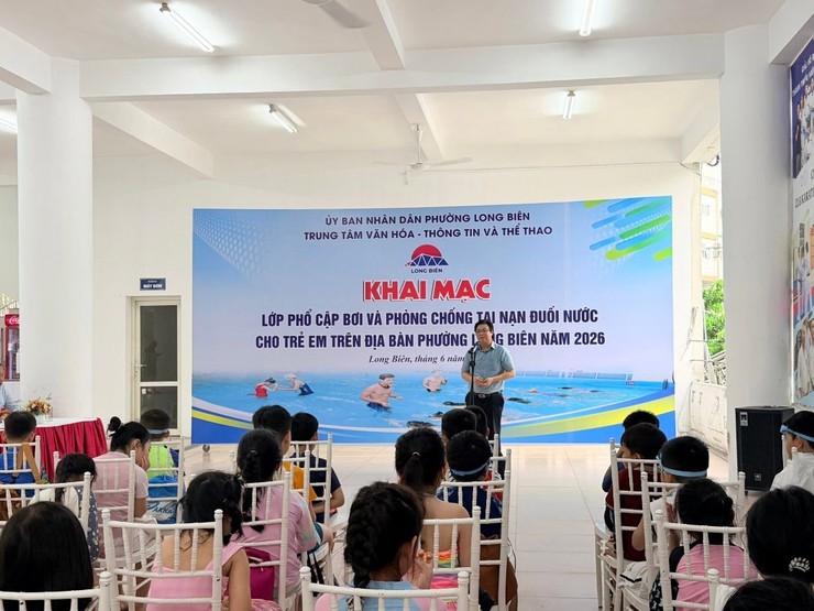 Phường Long Biên khai mạc lớp phổ cập bơi và phòng chống tai nạn đuối nước cho học sinh năm 2026- Ảnh 1.