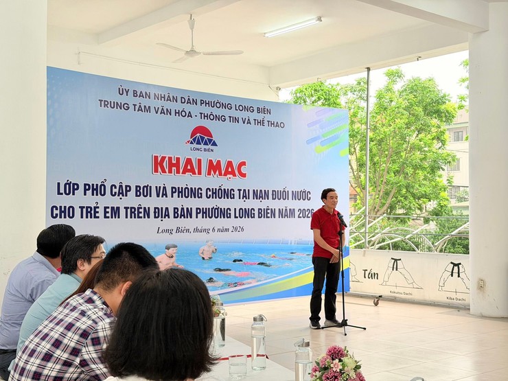 Phường Long Biên khai mạc lớp phổ cập bơi và phòng chống tai nạn đuối nước cho học sinh năm 2026- Ảnh 2.