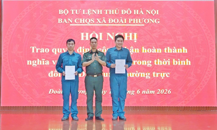 Xã Đoài Phương trao quyết định công nhận hoàn thành nghĩa vụ quân sự trong thời bình cho 2 đồng chí dân quân thường trực 

- Ảnh 1.