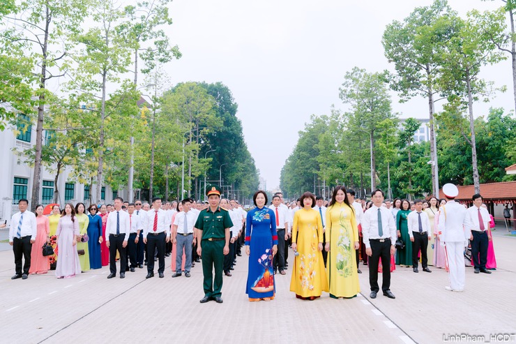 Phường Bồ Đề tổ chức Lễ báo công dâng Bác và dâng hương tưởng niệm các Anh hùng liệt sĩ nhân dịp sơ kết 01 năm thực hiện mô hình chính quyền địa phương 02 cấp- Ảnh 1.
