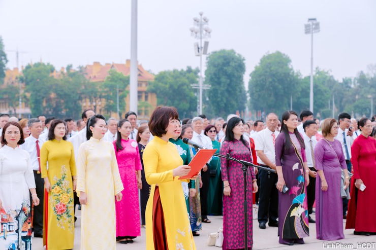 Phường Bồ Đề tổ chức Lễ báo công dâng Bác và dâng hương tưởng niệm các Anh hùng liệt sĩ nhân dịp sơ kết 01 năm thực hiện mô hình chính quyền địa phương 02 cấp- Ảnh 2.