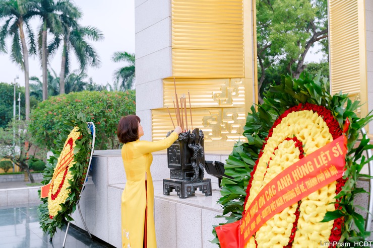 Phường Bồ Đề tổ chức Lễ báo công dâng Bác và dâng hương tưởng niệm các Anh hùng liệt sĩ nhân dịp sơ kết 01 năm thực hiện mô hình chính quyền địa phương 02 cấp- Ảnh 7.