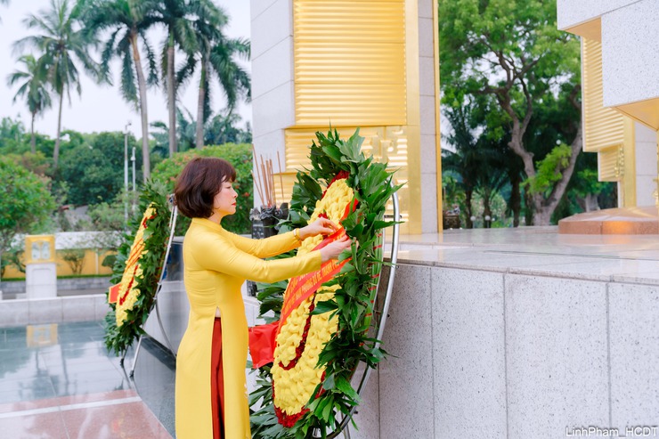Phường Bồ Đề tổ chức Lễ báo công dâng Bác và dâng hương tưởng niệm các Anh hùng liệt sĩ nhân dịp sơ kết 01 năm thực hiện mô hình chính quyền địa phương 02 cấp- Ảnh 6.