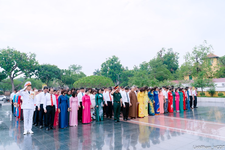 Phường Bồ Đề tổ chức Lễ báo công dâng Bác và dâng hương tưởng niệm các Anh hùng liệt sĩ nhân dịp sơ kết 01 năm thực hiện mô hình chính quyền địa phương 02 cấp- Ảnh 8.
