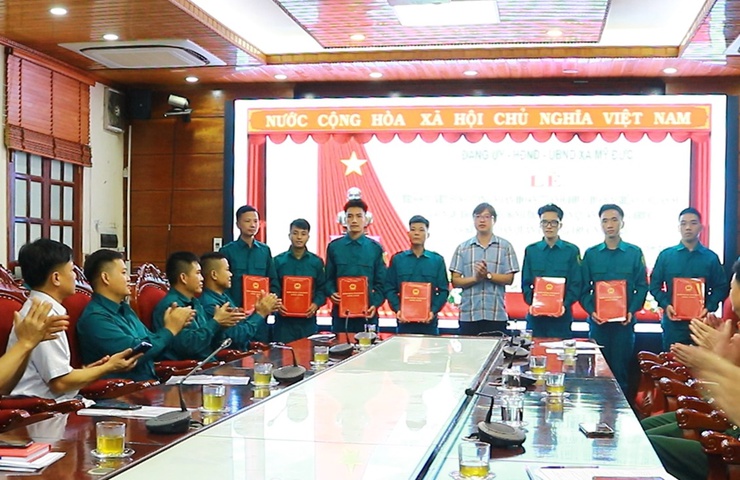 Xã Mỹ Đức 8 công dân hoàn thành thực hiện nghĩa vụ quân sự tại ngũ trong thời bình và kết nạp 8 dân quân thường trực năm 2026- Ảnh 4.