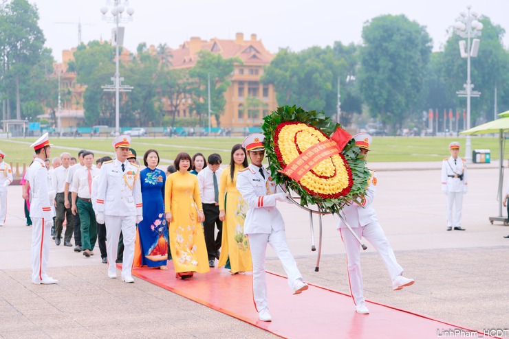 Phường Bồ Đề tổ chức Lễ báo công dâng Bác và dâng hương tưởng niệm các Anh hùng liệt sĩ nhân dịp sơ kết 01 năm thực hiện mô hình chính quyền địa phương 02 cấp- Ảnh 3.