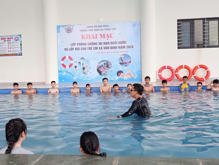 Triển khai các lớp dạy bơi miễn phí cho trẻ em trên địa bàn xã Vân Đình năm 2026.- Ảnh 1.
