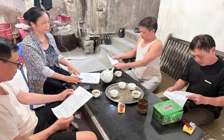 Các thôn trên địa bàn xã Bát Tràng đẩy nhanh tiến độ lấy ý kiến Nhân dân về Dự thảo Đề án sắp xếp thôn- Ảnh 1.