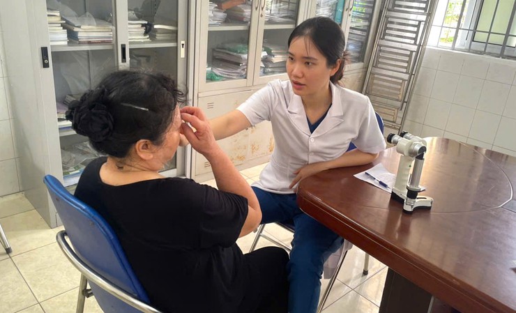Nhiều người dân tham gia khám, sàng lọc các bệnh về mắt tại xã Bát Tràng- Ảnh 3.