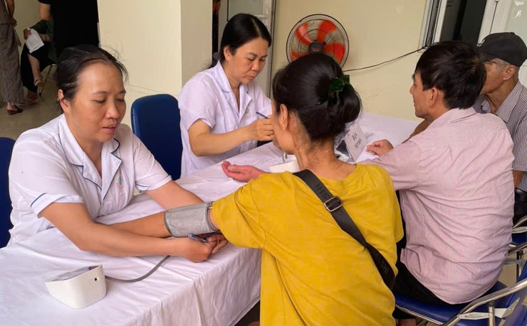 Nhiều người dân tham gia khám, sàng lọc các bệnh về mắt tại xã Bát Tràng- Ảnh 1.