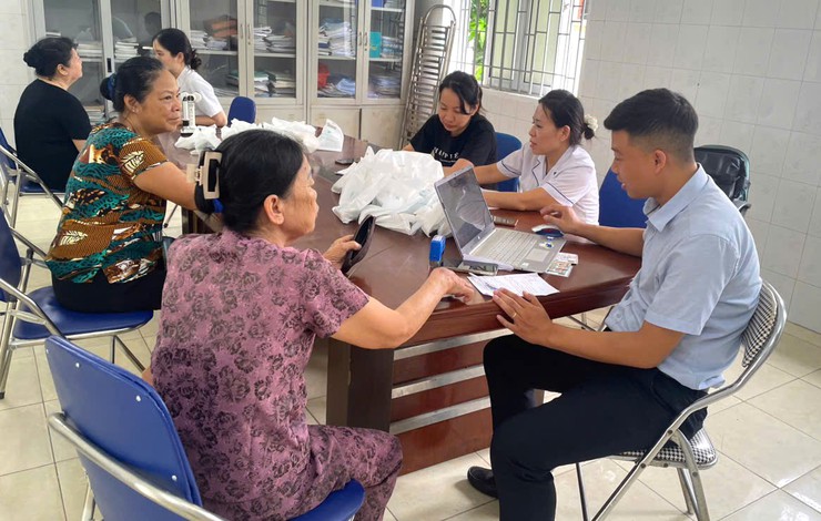 Nhiều người dân tham gia khám, sàng lọc các bệnh về mắt tại xã Bát Tràng- Ảnh 2.