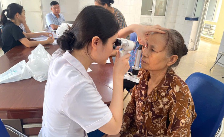Nhiều người dân tham gia khám, sàng lọc các bệnh về mắt tại xã Bát Tràng- Ảnh 4.