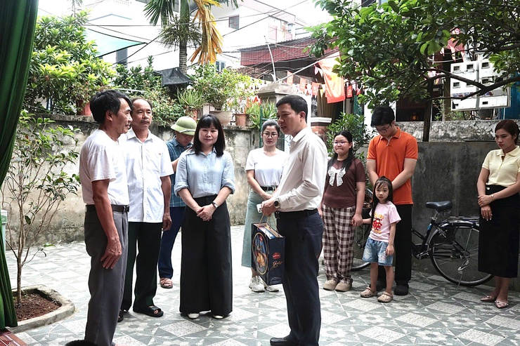 ẤM ÁP TÌNH NGHĨA – GIA ĐÌNH HẢO TÂM TRAO TẶNG QUÀ HỖ TRỢ GIA ĐÌNH CÓ 3 NGƯỜI CON KHUYẾT TẬT ĐẶC BIỆT NẶNG- Ảnh 1.