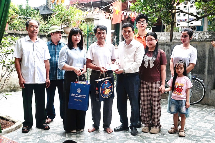 ẤM ÁP TÌNH NGHĨA – GIA ĐÌNH HẢO TÂM TRAO TẶNG QUÀ HỖ TRỢ GIA ĐÌNH CÓ 3 NGƯỜI CON KHUYẾT TẬT ĐẶC BIỆT NẶNG- Ảnh 3.