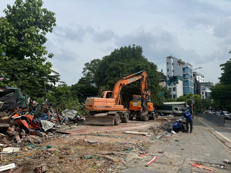 Từ đối thoại đến đồng thuận: Hộ dân tự nguyện bàn giao mặt bằng vi phạm đất đai- Ảnh 1.