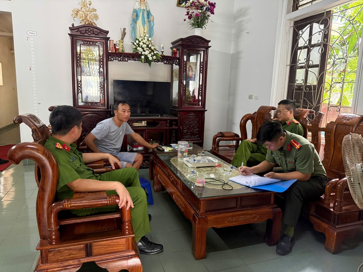 Công an xã Phú Nghĩa ra quân tuyên truyền, vận động nhân dân bàn giao mặt bằng thực hiện Dự án nâng cấp, mở rộng Quốc lộ 6- Ảnh 1.