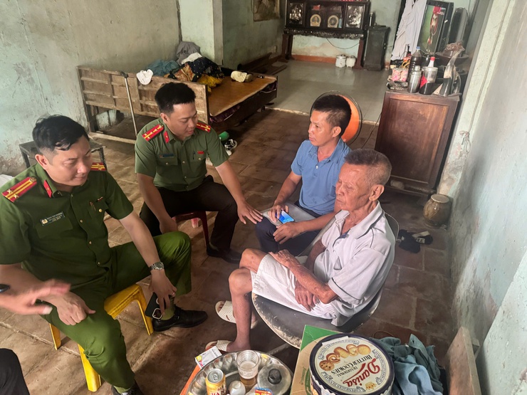 Công an xã Phú Nghĩa ra quân tuyên truyền, vận động nhân dân bàn giao mặt bằng thực hiện Dự án nâng cấp, mở rộng Quốc lộ 6- Ảnh 2.