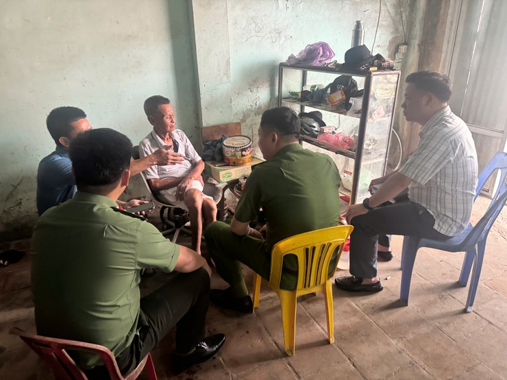 Công an xã Phú Nghĩa ra quân tuyên truyền, vận động nhân dân bàn giao mặt bằng thực hiện Dự án nâng cấp, mở rộng Quốc lộ 6- Ảnh 3.