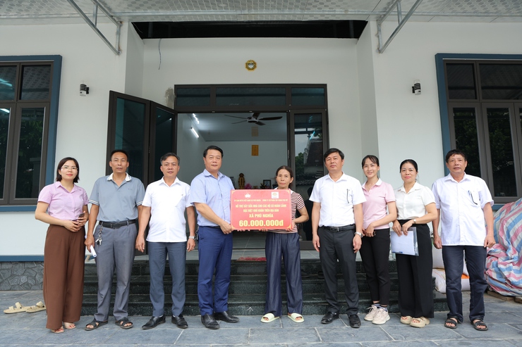 Trao hỗ trợ kinh phí xây dựng nhà cho hộ gia đình chị Nguyễn Thị Quyên ở thôn Thanh Trì- Ảnh 1.