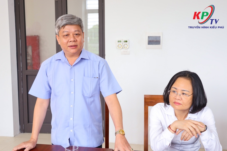 Các đồng chí Thường trực Đảng ủy-HĐND-UBND, UB MTTQ xã Kiều Phú thăm và tặng hoa chúc mừng Trung tâm dịch vụ tổng hợp xã nhân kỷ niệm 101 năm ngày báo chí cách mạng Việt Nam- Ảnh 2.