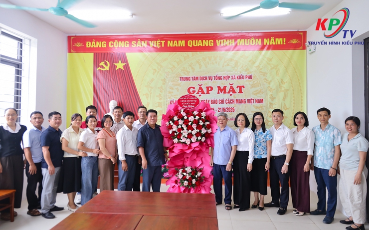 Các đồng chí Thường trực Đảng ủy-HĐND-UBND, UB MTTQ xã Kiều Phú thăm và tặng hoa chúc mừng Trung tâm dịch vụ tổng hợp xã nhân kỷ niệm 101 năm ngày báo chí cách mạng Việt Nam- Ảnh 1.